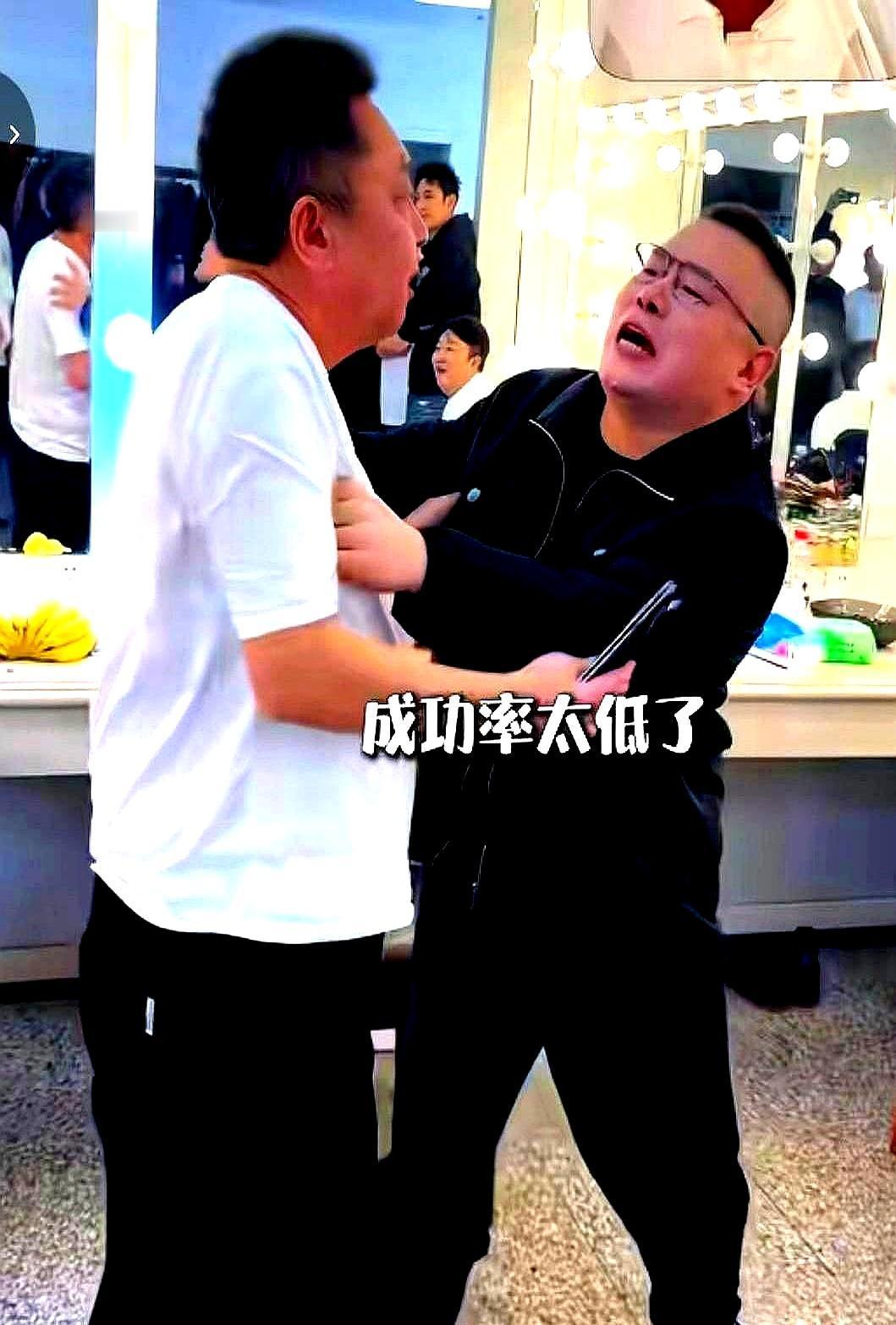 德云社拜年，岳云鹏徒弟磕完头，烧饼直接塞给他一对哑铃。你没看错。尚筱菊带队