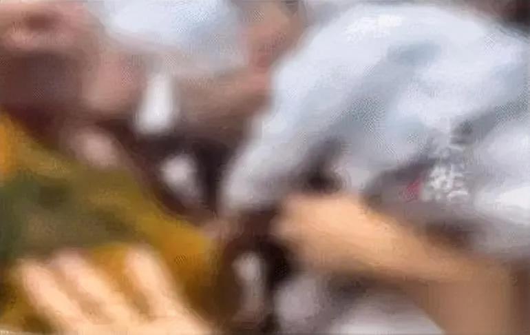 地铁不让座，被抠得满脸血？我刷到视频时，手都攥紧了——北京姑娘地铁里没给