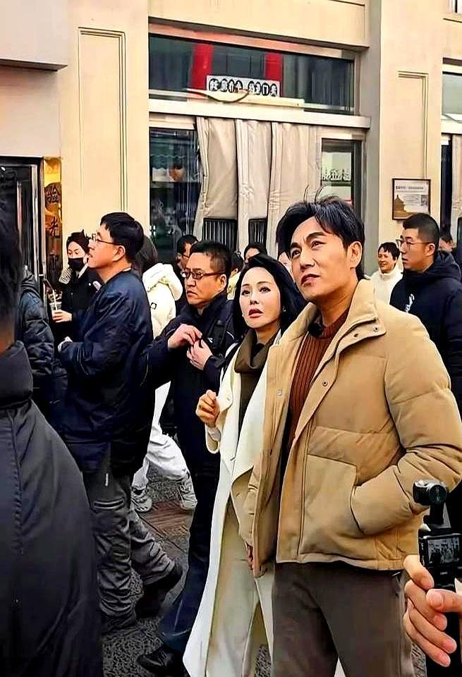 伊能静春晚刚下台，大衣吊牌没剪就上街了，长长的带子在身后甩来甩去。你见过哪个女