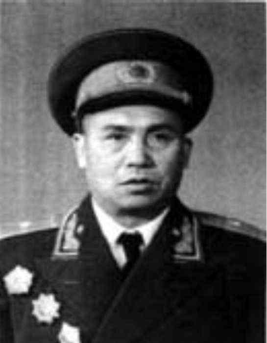 1947年，四野师长牺牲，战友娶了他的遗孀带一子一女，新婚之夜，战友提了一个要求