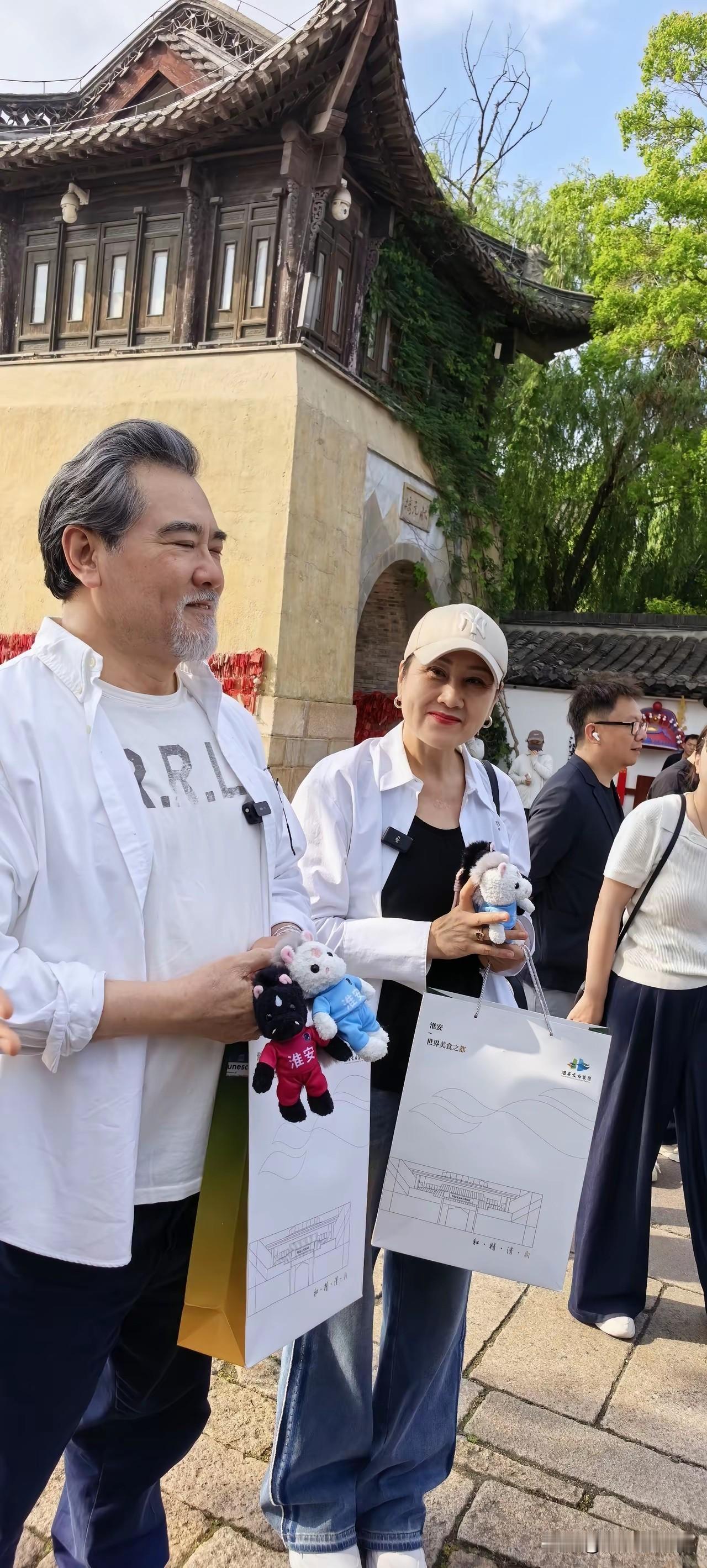 网友在淮安河下古镇古镇遇见张凯丽老师和赵文瑄老师了。赵老师一如既往的儒雅，白衬衫