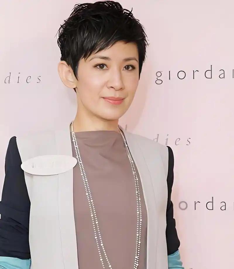 他直言做梦都在缠张国荣、刘德华这样的帅哥，却嫁给了杜德伟那样的丑男。 为了刘