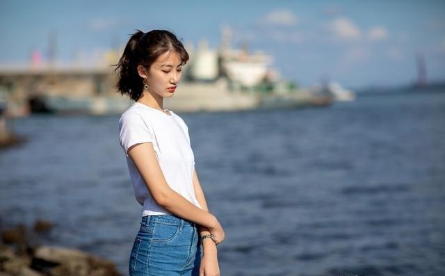 这张照片拍得不理想，拍人像要注意以下两个问题很多人拿起相机拍人像时，第一反应
