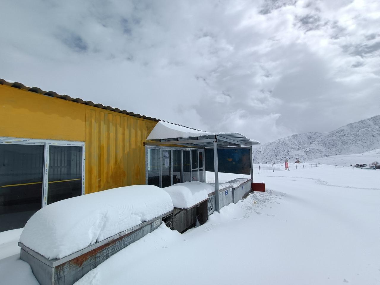 今天11月2号康定到新都桥434红海子山上下了大雪新都桥川西赏雪贡嘎贡嘎雪景