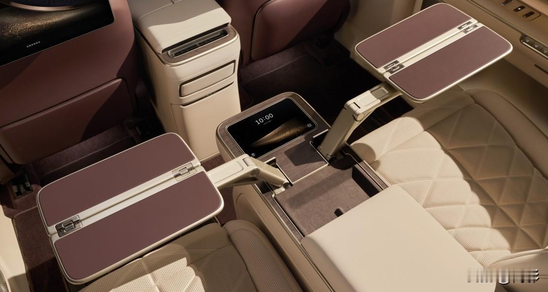 ES9的审美、细节，顶级，没有之一。一定要挑缺点：1.A柱的小灯带，完全没有必