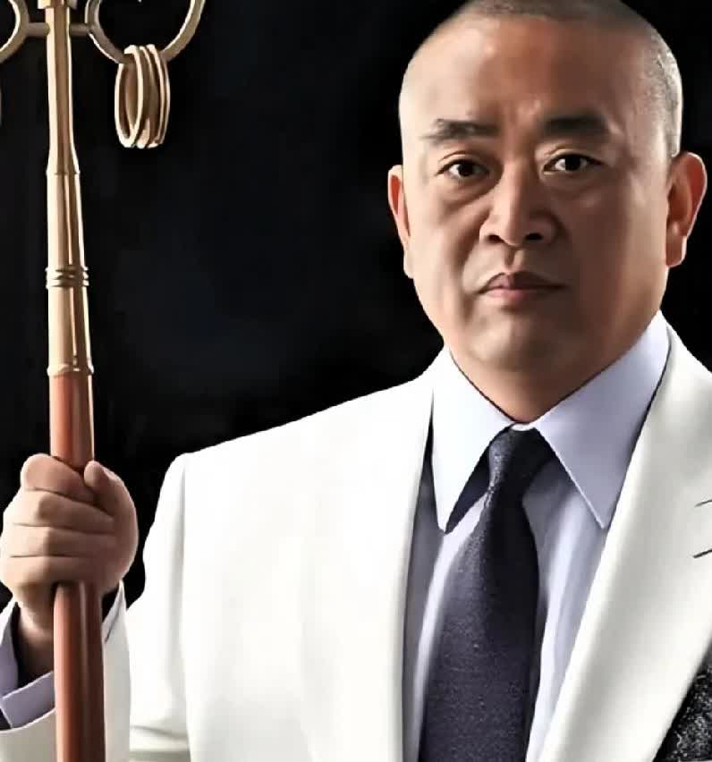 家人们，惊掉下巴！看到释永信那张穿花衬衫配白西装、戴胸花挂链子的