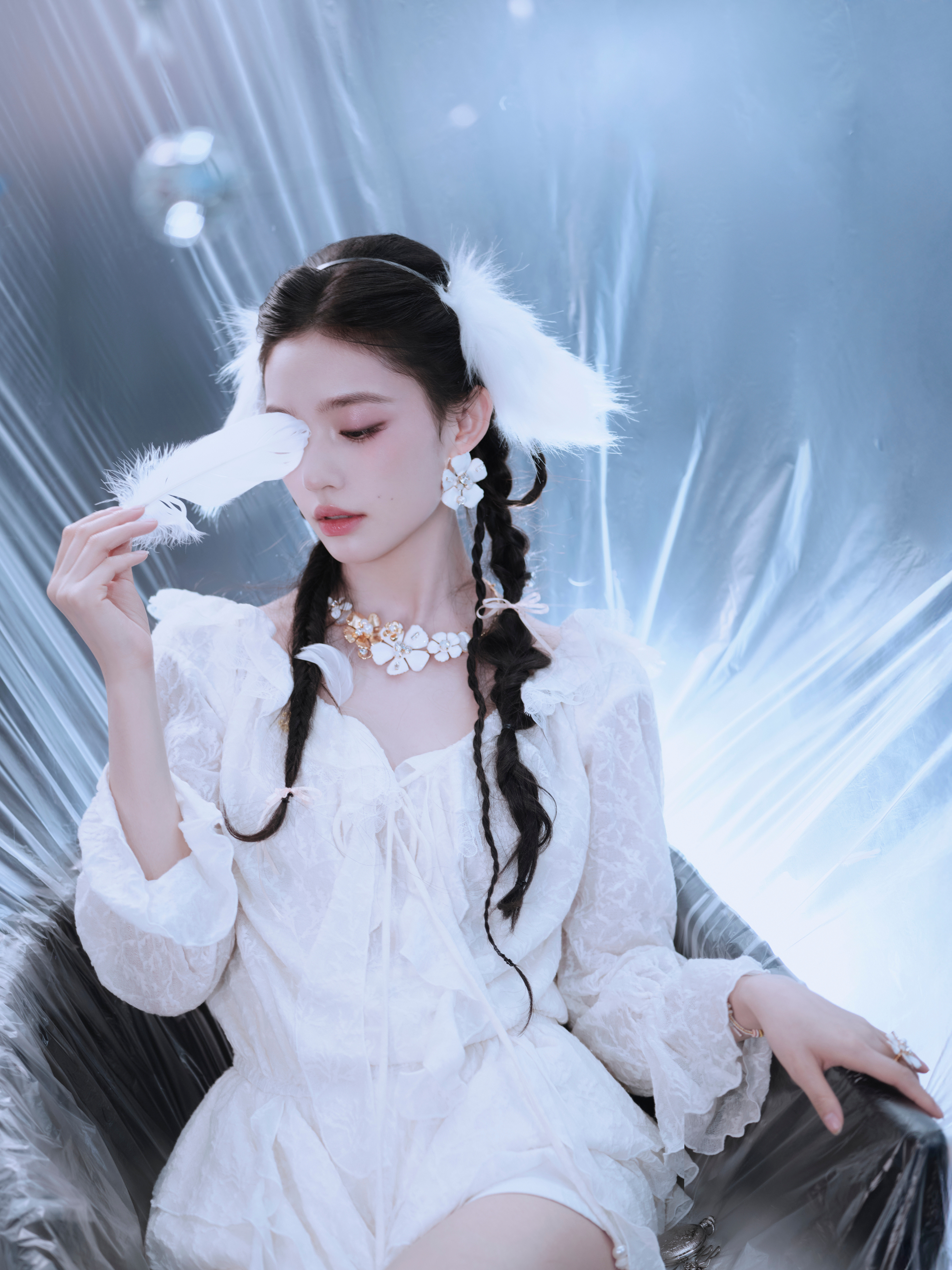 林允身材窈窕，腿部线条优越，尽显玲珑有致的曼妙身姿。水龙吟​​​