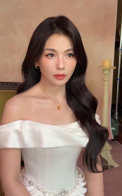 金鹤龙给刘涛化杏韵优雅大气妆杏韵色系温柔又显贵，金鹤龙细腻打磨妆面细节，轻薄底妆