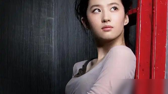 别信刘大锤那套鬼话！你以为刘亦菲单身7年是清醒不将就？是被她妈管得连约会都要带个