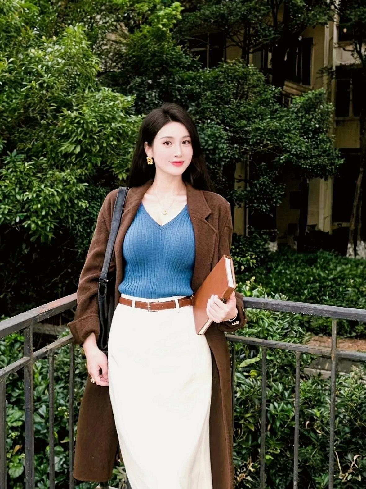 有这样的老师，你还会逃课吗？👩‍🏫📖好身材性感女神