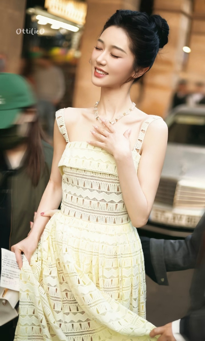 1.岳雨婷的时装周邀请函是看秀前几天品牌寄到酒店的，品牌不会寄到国内剧组，她那个