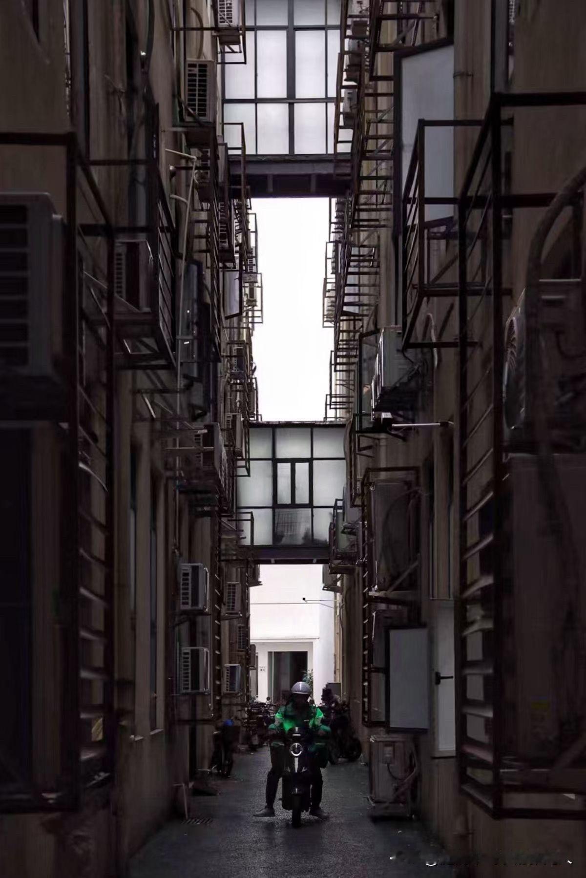 我老公今年52，我今年50，我们老两口都没有养老金，儿子前年结婚了，去年添了一孙