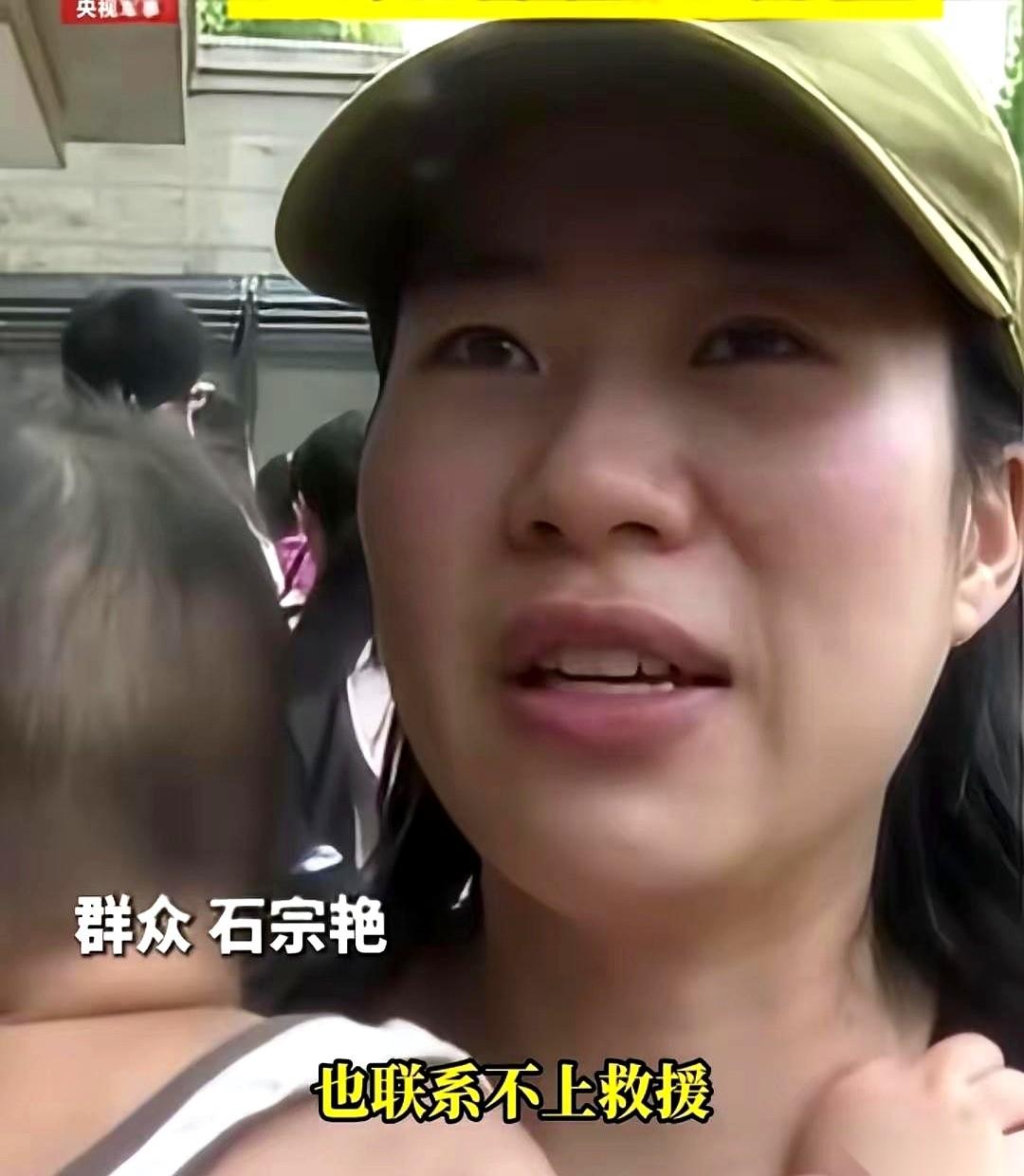 “放心吧班长，嫂子交给我们！”这一嗓子喊出来，她整个人都定住了，抱着孩子的手僵