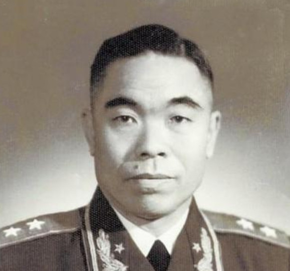 1951年彭老总急匆匆的赶到汉城北岸，却发现五十军已经快被打没了，军长曾泽生对此