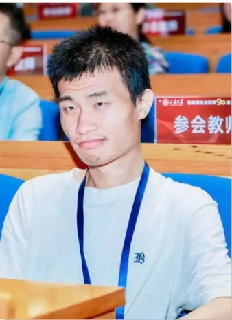 韦东奕被全网关注后，北大的反应是真快。前几天他去校医院看了下牙，医生说需要做义齿