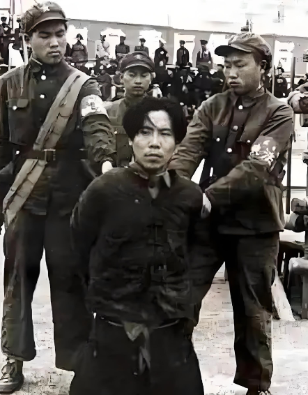 1954年，飞贼段云鹏落网，毛主席得知后，忍不住调侃道：“他不是号称‘飞贼’，会