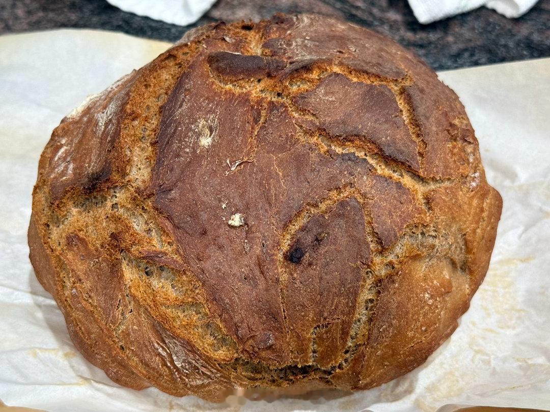 全麦ciabatta和黑麦rustic一炉烤了，本周主食搞定。折腾一早上，又把厨