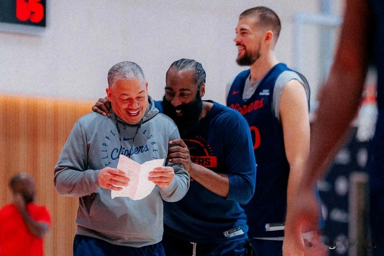 快船在休赛期以鲍威尔如此大的代价换来了科林斯。比尔在的时候为了兑现首发承诺,不上