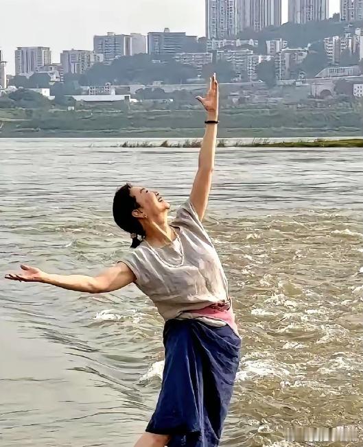 林青霞对滚滚长江水的喜爱太明显啦！她在社交平台发“滾滾長江水”五个字，兴奋劲儿溢