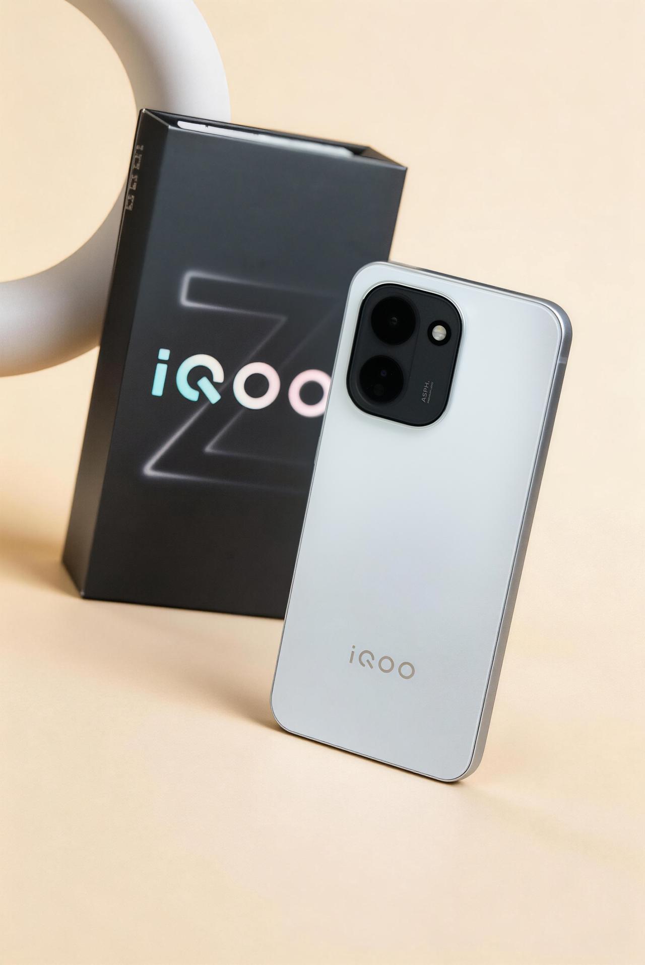 iQOOZ11这款「天光白」配色，确实够清爽，还挺耐看。这机子大R角设