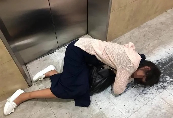 “离奇了！”陕西汉中，子聚餐K歌喝醉酒，被朋友安全送到酒店8楼专人陪护。凌晨她突然赤足跑出房间，在7