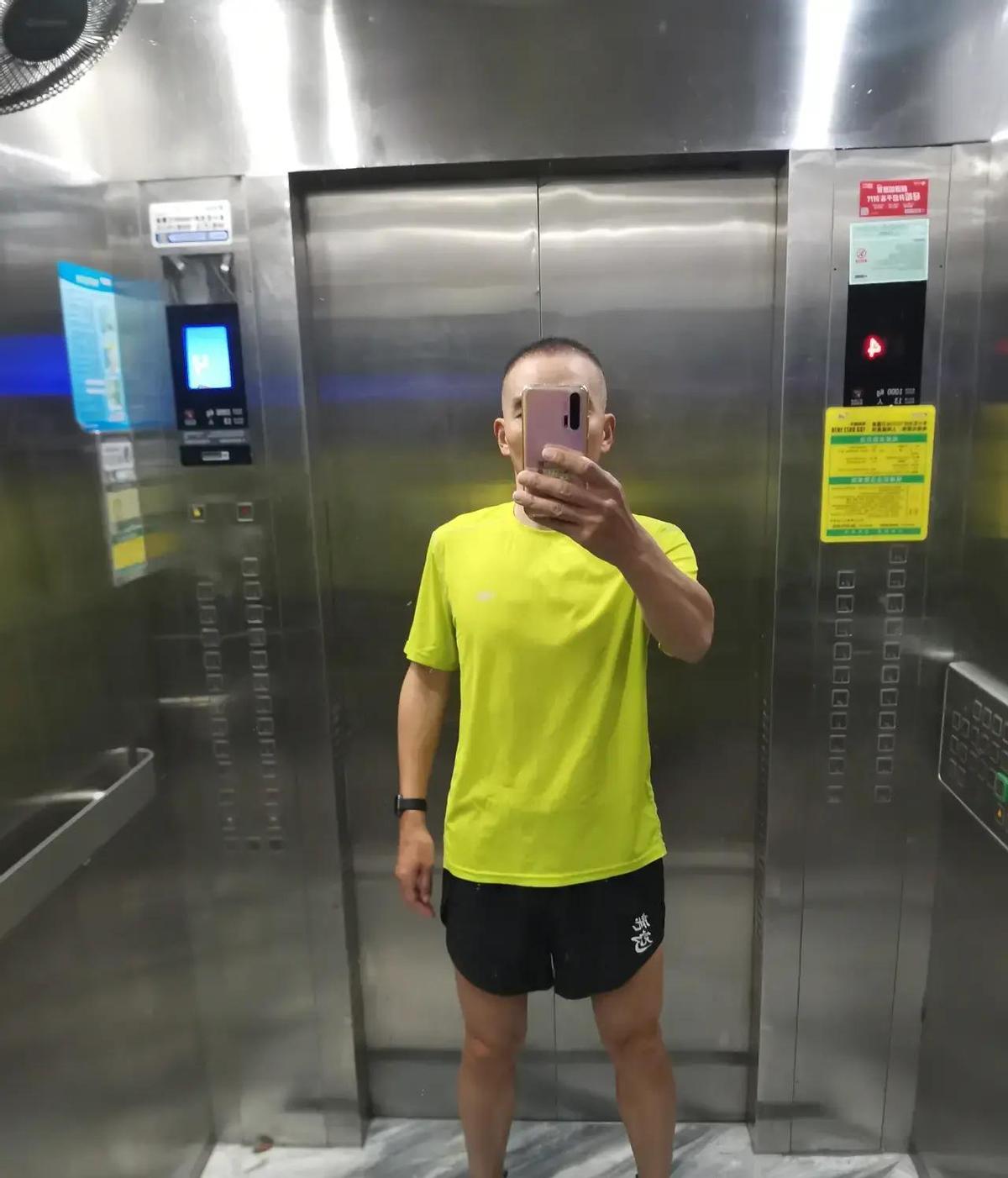 说实话,现在很多人跑步就图个清静。自己跑,节奏全在脚下,想快就快没人管。这种