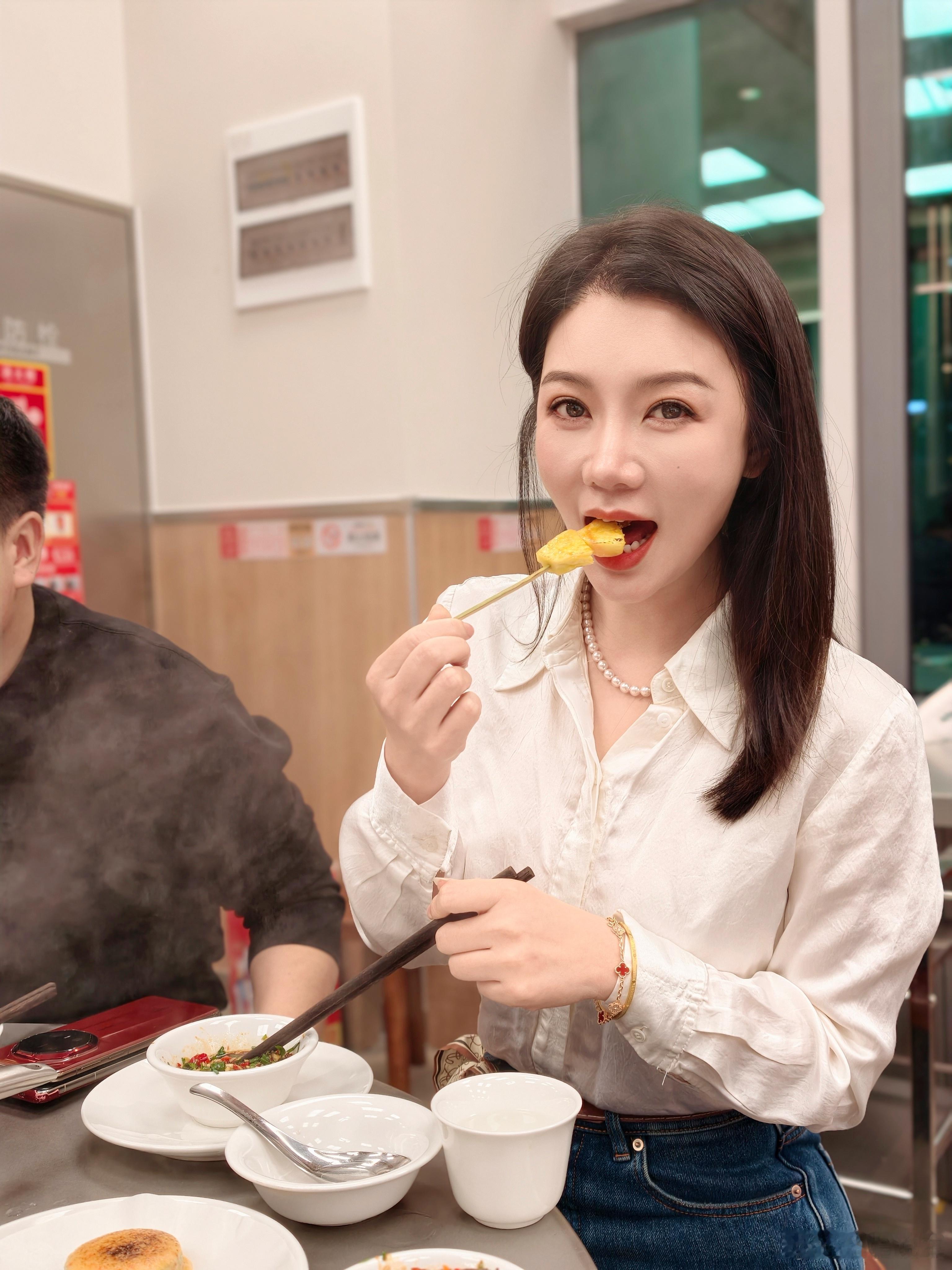 今天老板带我们聚餐吃火锅啦，天冷吃这个正好合适，我们点了好多肉，吃得特别满足，就