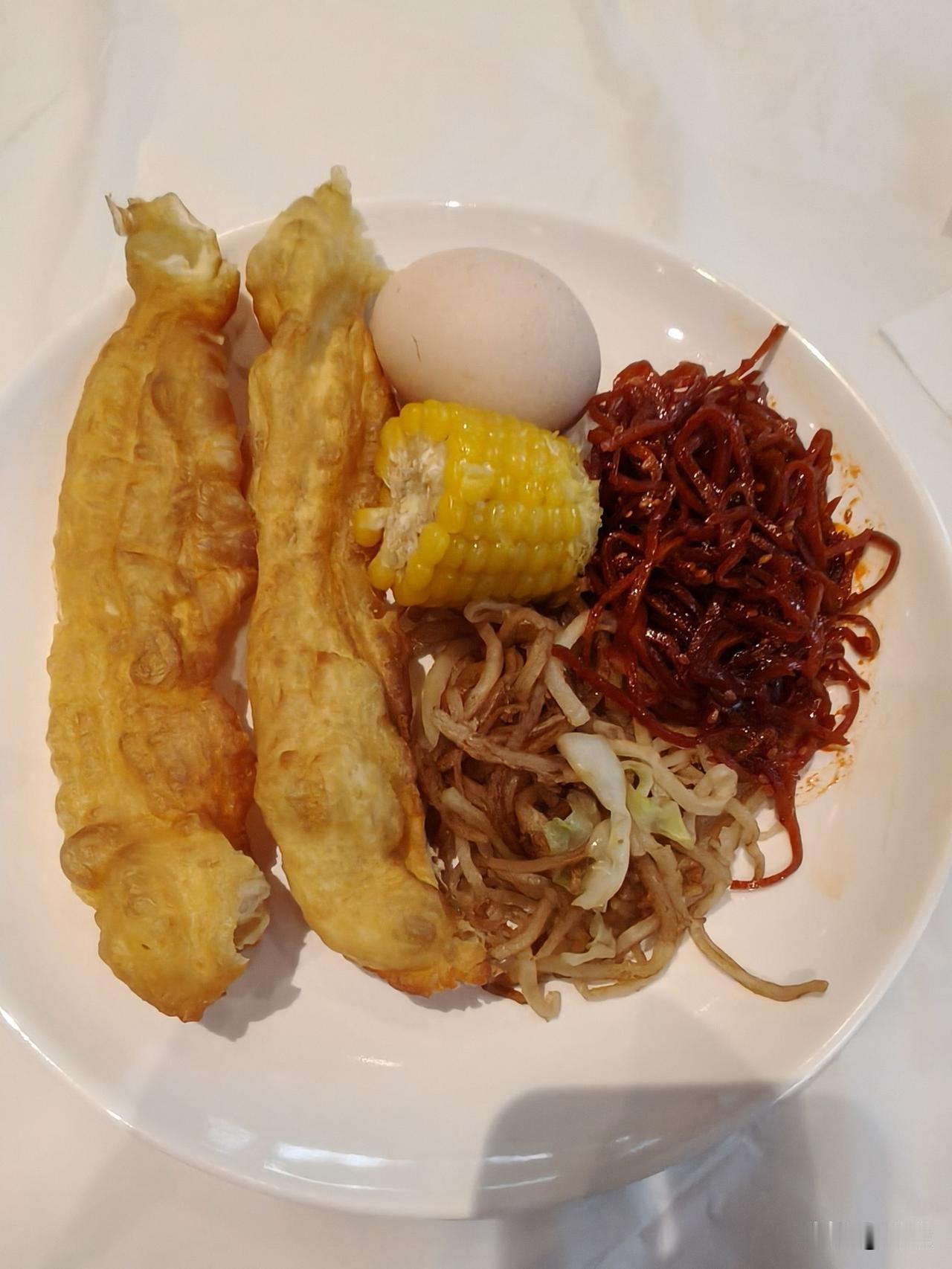 昨天入住酒店，今天吃自助早餐，取了油条、麻仁咸菜丝和小米粥，这可都是我最爱吃的。