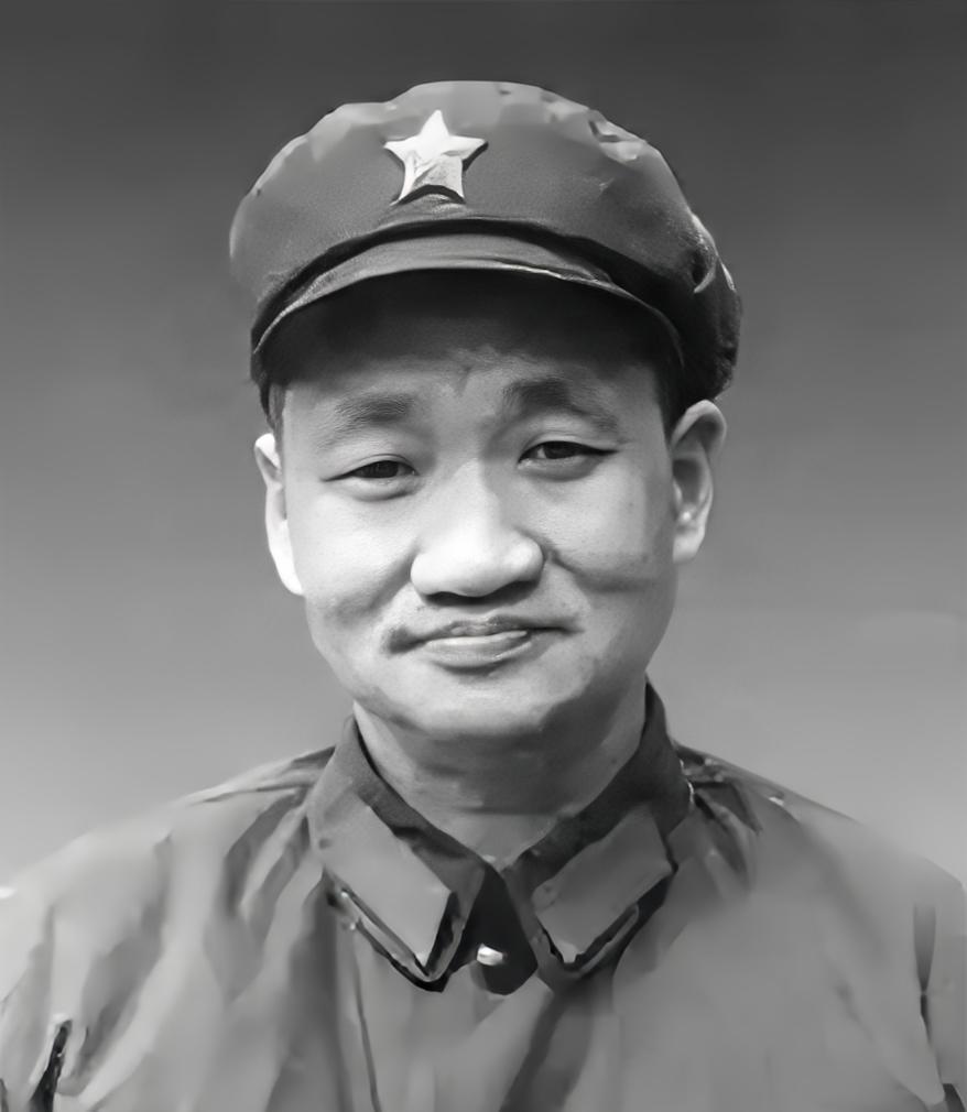 1962年初夏的一天，北京中南海的一间办公室里，毛岸青被叫了进去。毛泽东看着这个