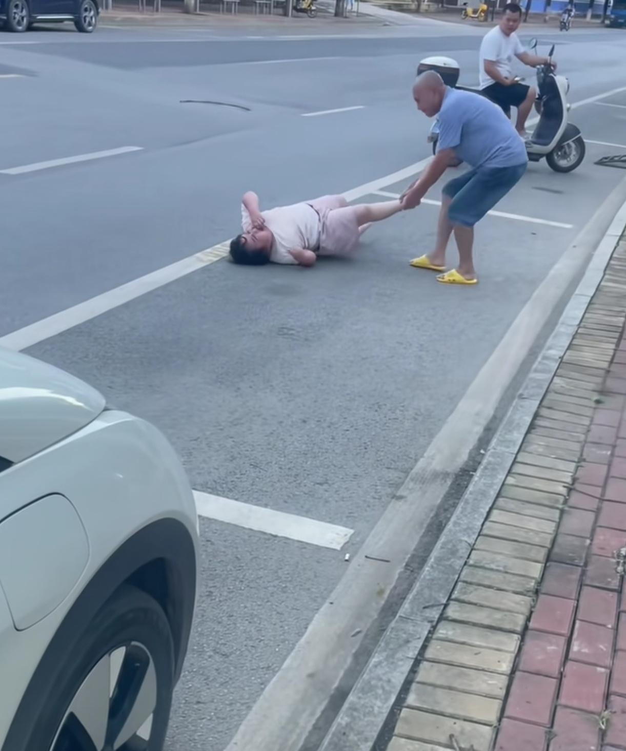 我小孩小时候躺地上我直接用拖鞋乖乖起来