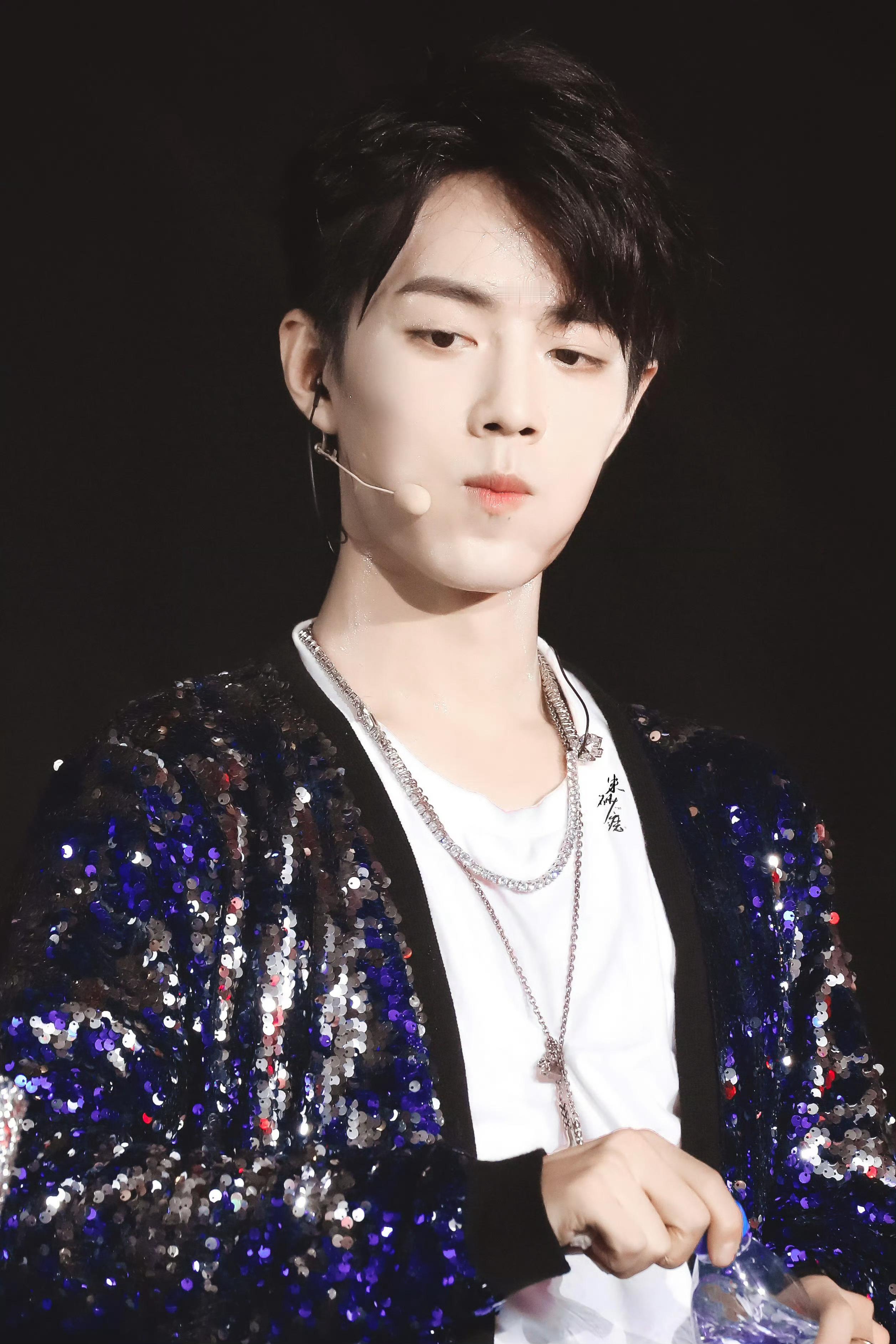 肖战嘴巴嘟嘟好可爱，喝口水都萌萌哒！