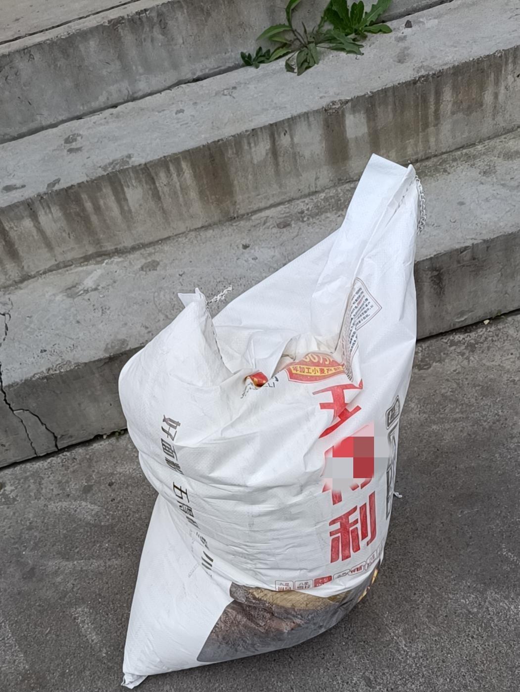 我又管闲事了买菜回来，看见四楼的女邻居买了一袋面，正为往楼上搬而犯难。我刚想