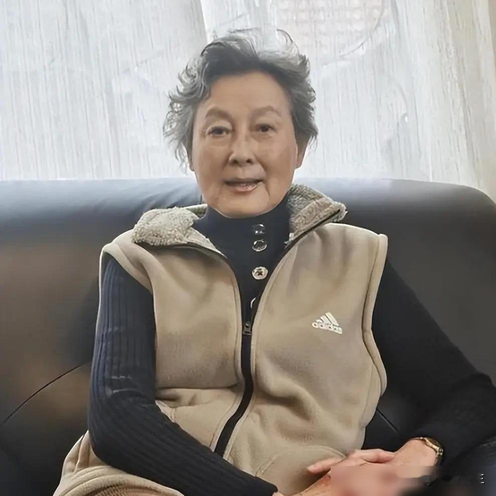 88岁的向梅，儿子远在海外，身边只有一个97岁的老伴。很多人说这是晚景凄凉，我告