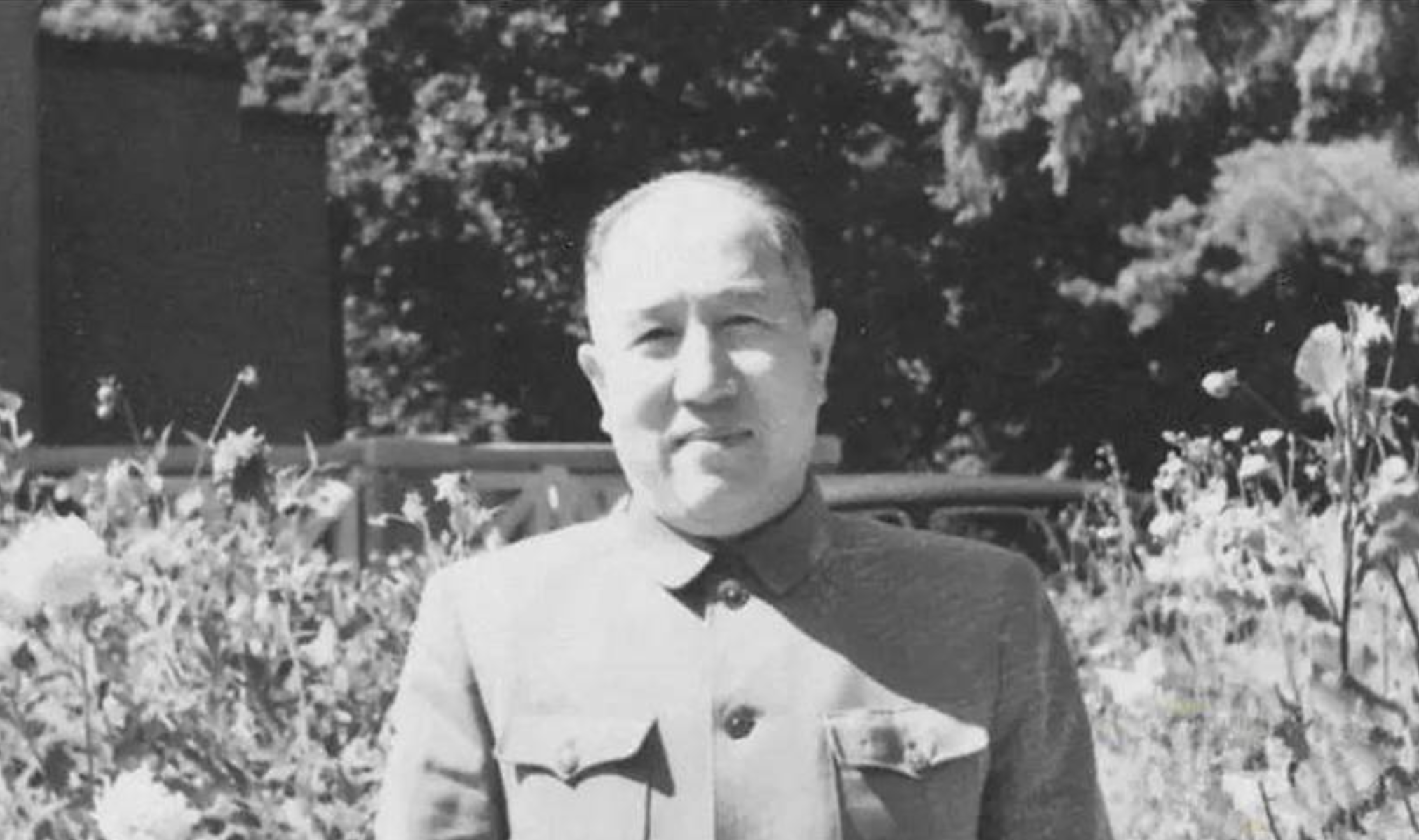 1945年他担任粟裕的军区参谋长，协助指挥战斗，让粟裕极为喜爱，谁料三个月后，此
