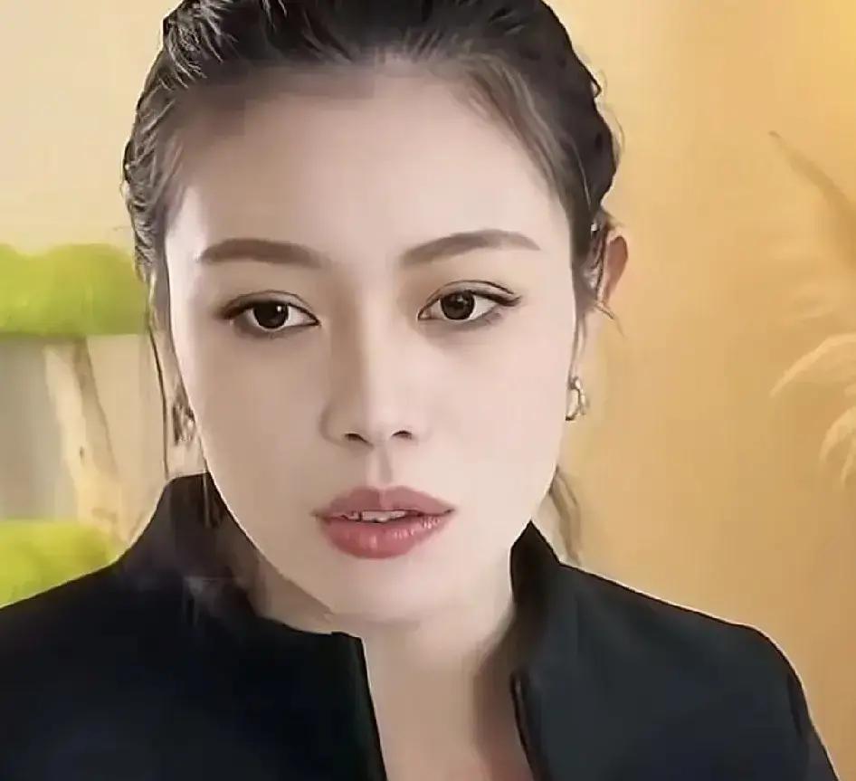 葛荟婕十八岁跟了汪峰，生下女儿小苹果。没结婚证，感情也散了。那些年她隔空喊话，闹