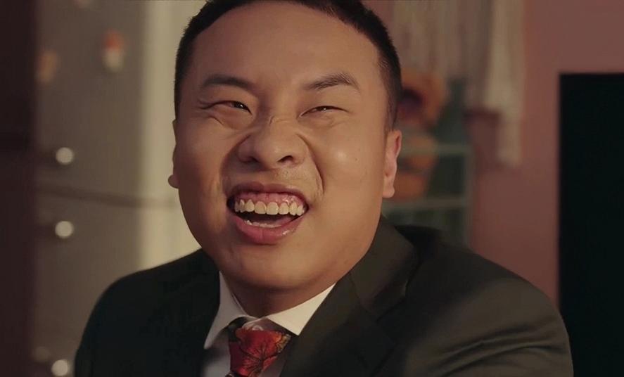 徐志胜一出场，《四喜》瞬间更欢乐了！他饰演沈明珠闺蜜大倪的相亲对象，家中有六套