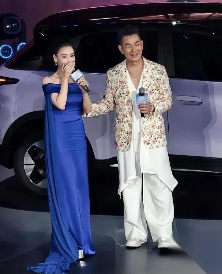 谁懂啊！张柏芝任贤齐同框了相拥瞬间直接看哭全网……杭州活动上，张柏芝穿宝