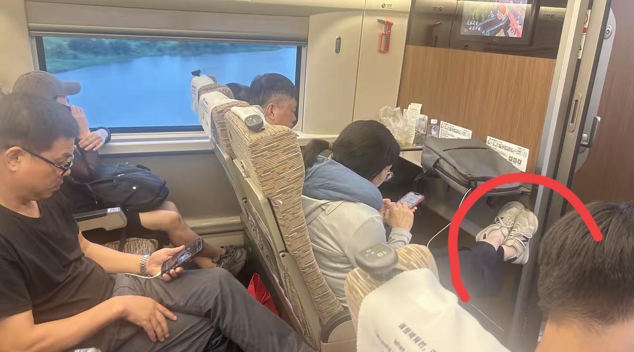 高铁上看到的美女，她穿的鞋子好好看啊！有人知道这是什么品牌？多少钱吗？好想买双同