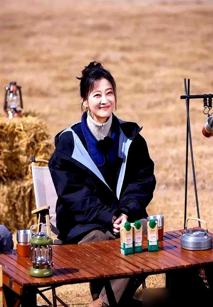 梅婷的“松弛感”，是减30斤才敢说的真话。三年前她攥着咖啡杯接受采访，说“不