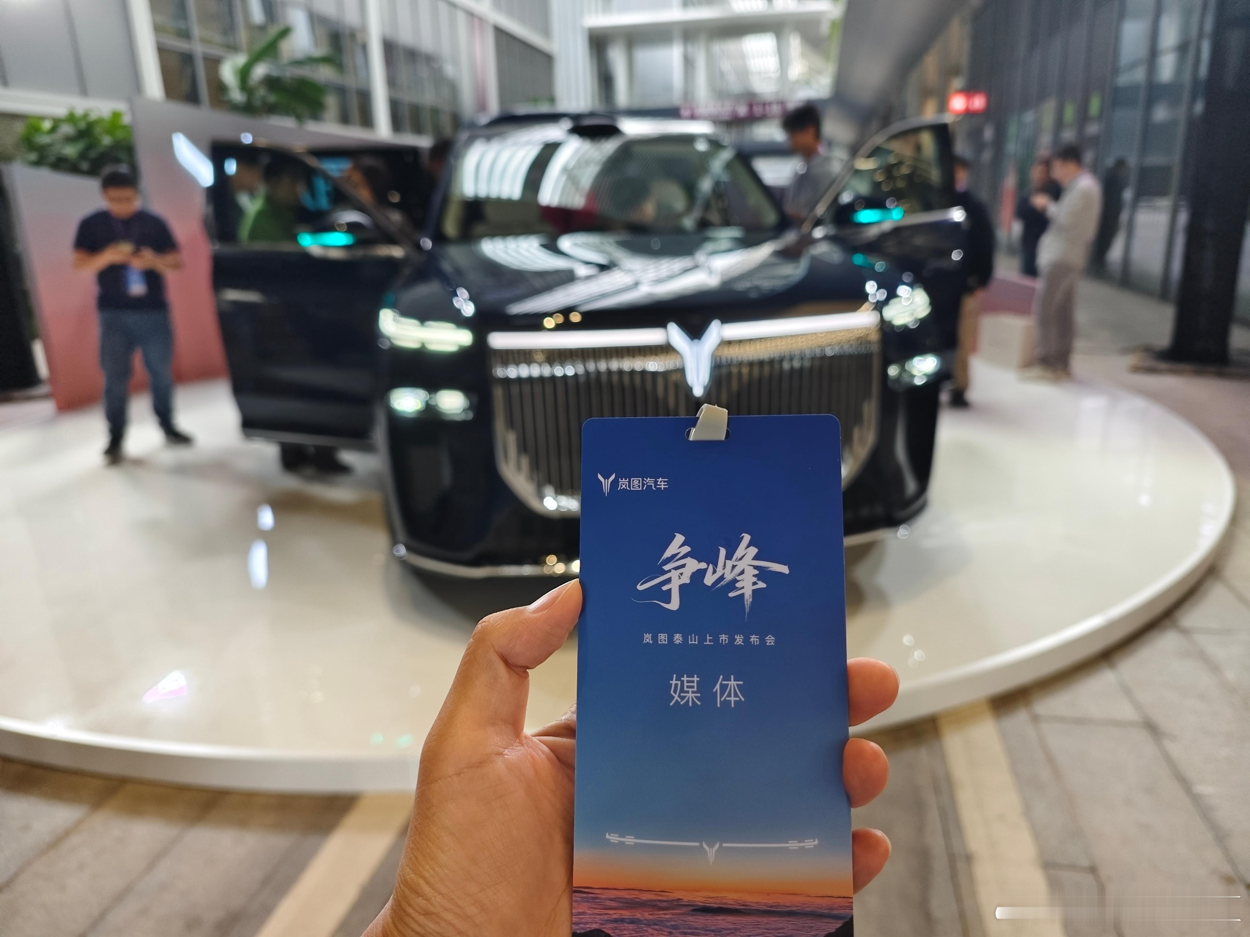 深圳降温也抵挡不了大家对岚图泰山的热情，围着拍照的人太多，我就远远来一张，打卡岚