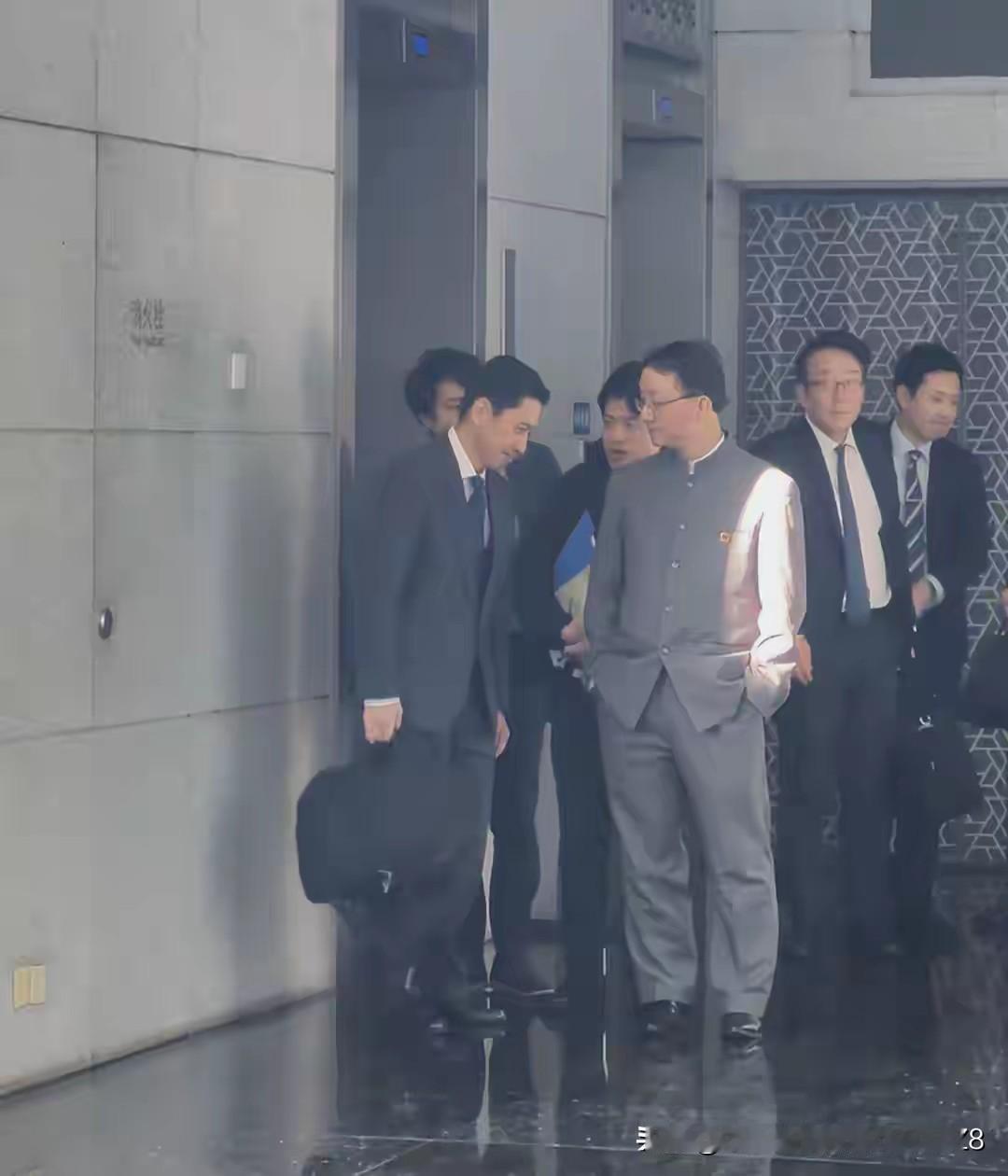 日本要求中国解释双手插兜！中方果断回应：现场大多数是日本媒体这几天一张中日外交