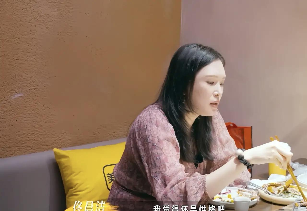冉莹颖不应该问佟晨洁为什么上了《再见爱人》没离婚，后来还是选择离婚，主要是佟晨洁