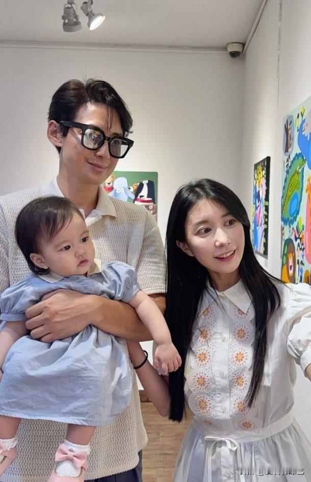 近日，演员李智勋的妻子三浦绫乃在个人Instagram上写道“你的侧脸怎么这么可