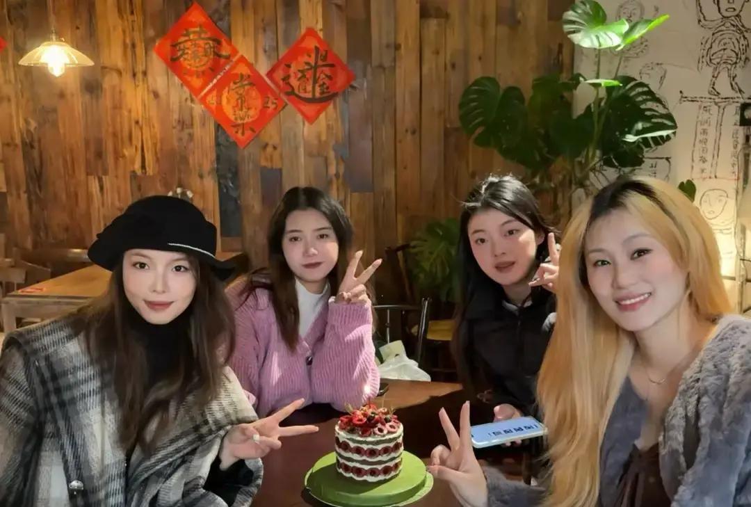 高中同学被大学退学后没回家，直接租了套两居室。白天睡觉，晚上带五六个浓妆姑娘出