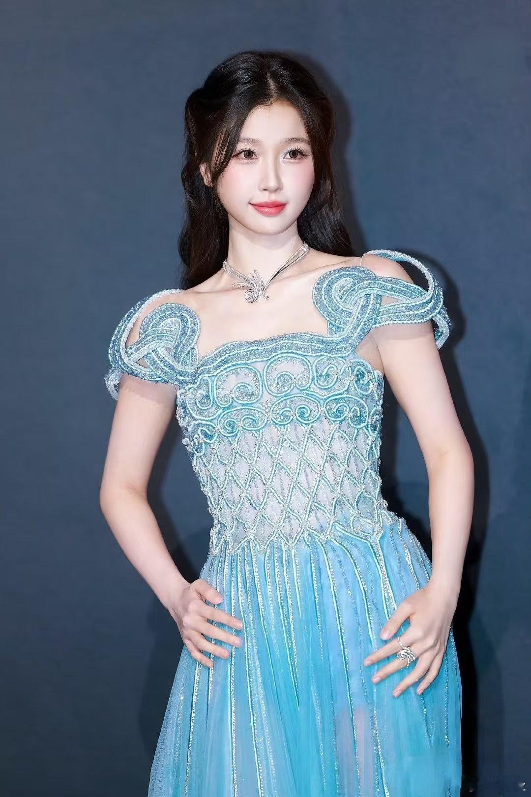 第一眼看到卢昱晓的礼服还以为跟虞书欣是同一件，但其实只是腰部有一点像