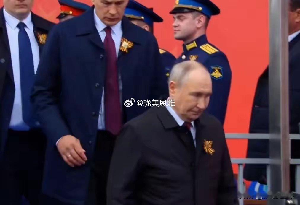 岁月不饶人，普大帝确实老了莫斯科整场阅兵用了45分钟时间，一结束普大帝就被几十个
