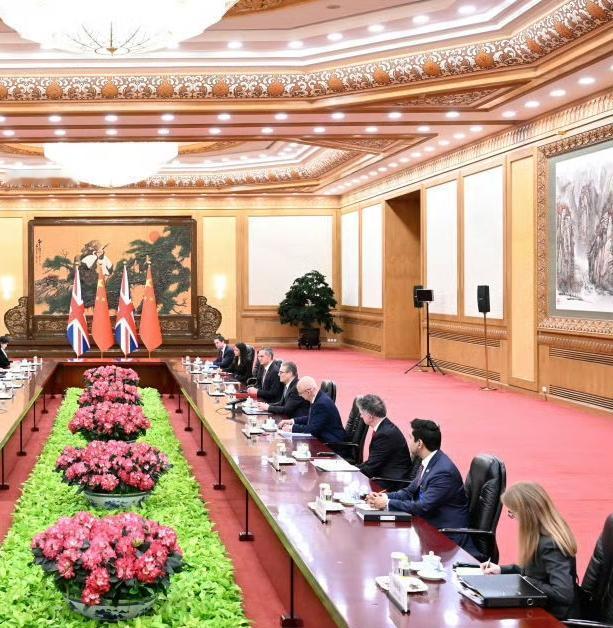 斯塔默自上任以来，可能第一次见如此大场面：气场大，面积大，氛围大。会谈现场如