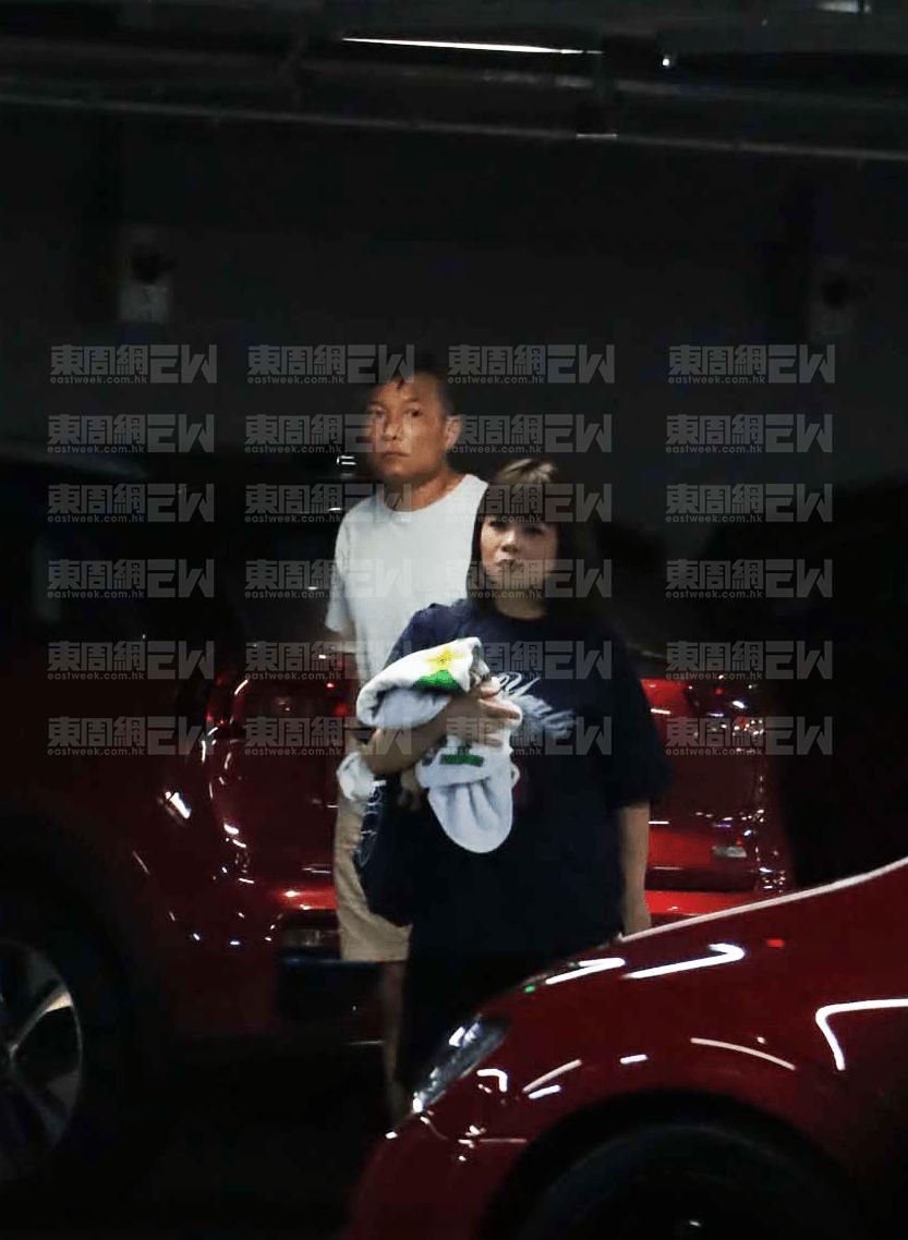 星岛：阮小仪丈夫样貌正式曝光夫妻低调出行尽显恩爱男方外形高大体贴暖心现年五十