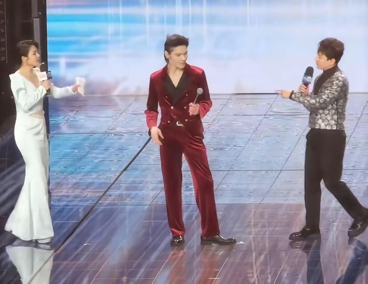 百亿家产宁愿给儿媳也不给亲儿子？向佐在台上对着主持人那一记险些爆头的飞踢，彻