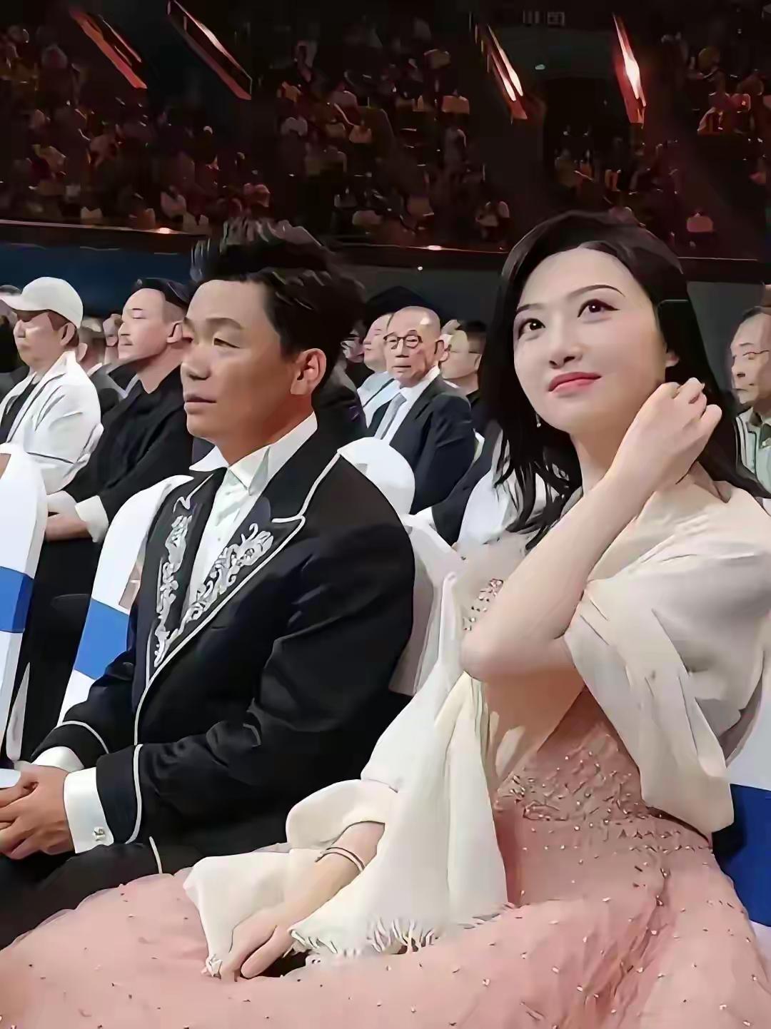 我本来觉得王宝强坐景甜旁边不看一眼，多少有点不礼貌。毕竟人家一身浅粉长裙坐你